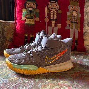 Boys Nike Basketball Shoes Kyrie Size 2Y